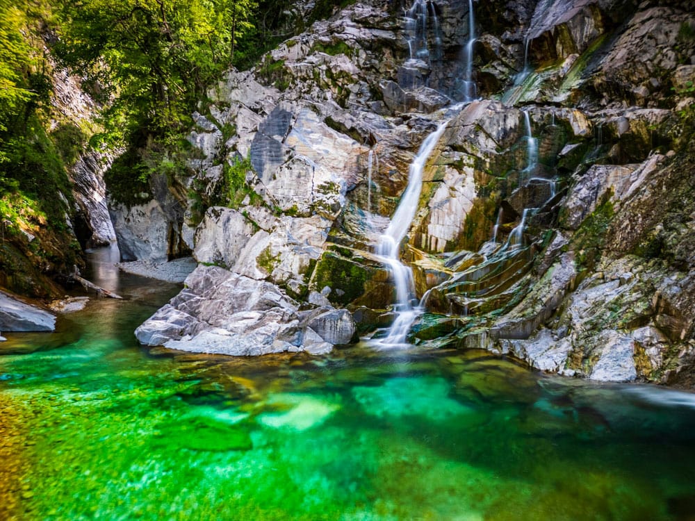 Italie du Nord Est shutterstock 2481322663 cnicola simeoni cascade et barrage dans les prealpes juliennes. crosis perle de tarcento. nature et ingenierie