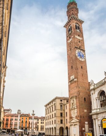 shutterstock 2494617725 cmilosk50 vicenza italie 21 juin 2024 vue a la tour bell et clock a la place signori dans les rues de vicenza. vicenza est une ville du nord est de litalie