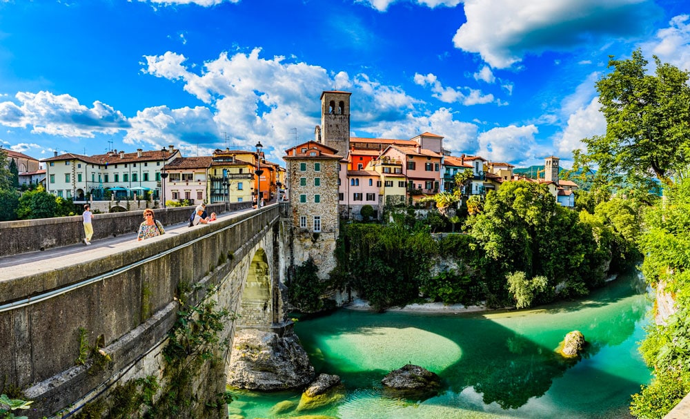 Italie du Nord Est shutterstock 2519084373 csimone padovani cividale del friuli italie le ponte del diavolo. ce pont medieval avec sa legende intrigante enjambe la riviere natisone