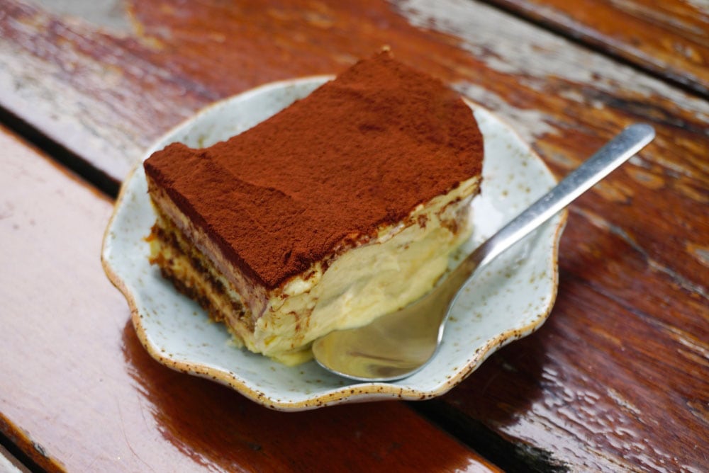 Italie du Nord Est shutterstock 2561738211 cbeach boy 2024 gateau tiramisu sur table en bois