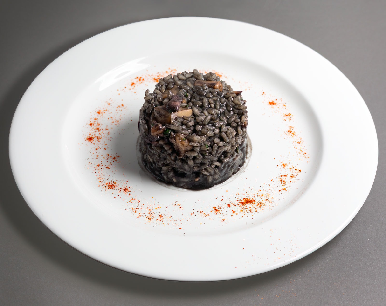 Italie du Nord Est shutterstock 2592109875 ©dario a sani un plat sophistique de risotto al nero di seppia