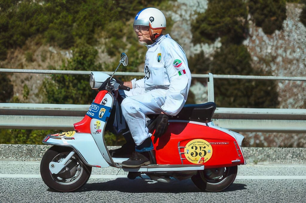 shutterstock 2629738559 ©ghiz mantoue italie2024 juillet8 vintage bikes rally innocenti lambretta special 1968