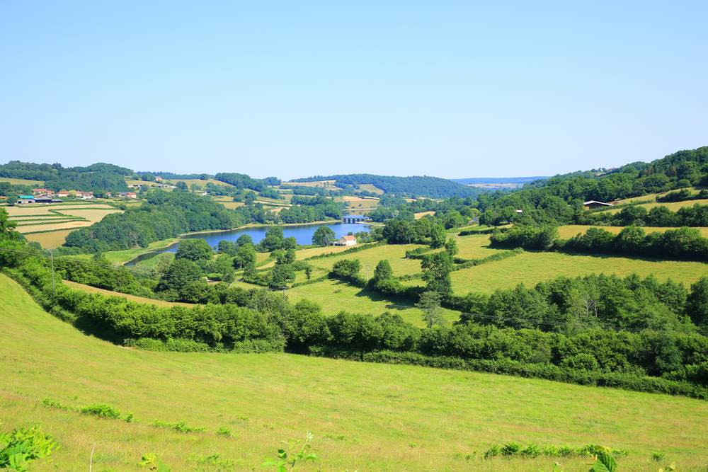 Région Bourgogne-Franche-Comté shutterstock 679131076 ctraveller70 parc naturel regional de morvan lac crescent burgundy france