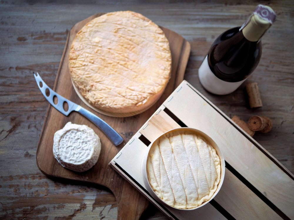 Région Bourgogne-Franche-Comté shutterstock 738176146 cbalifilm three french cheeses and wine. epoisses soumaintrain morvan