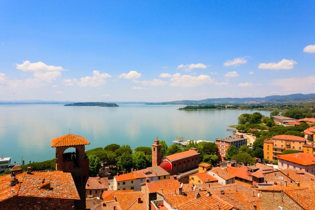 shutterstock 1127718686 ©elleon lake trasimeno view from passignano sul trasimeno castle italy. italian landscape