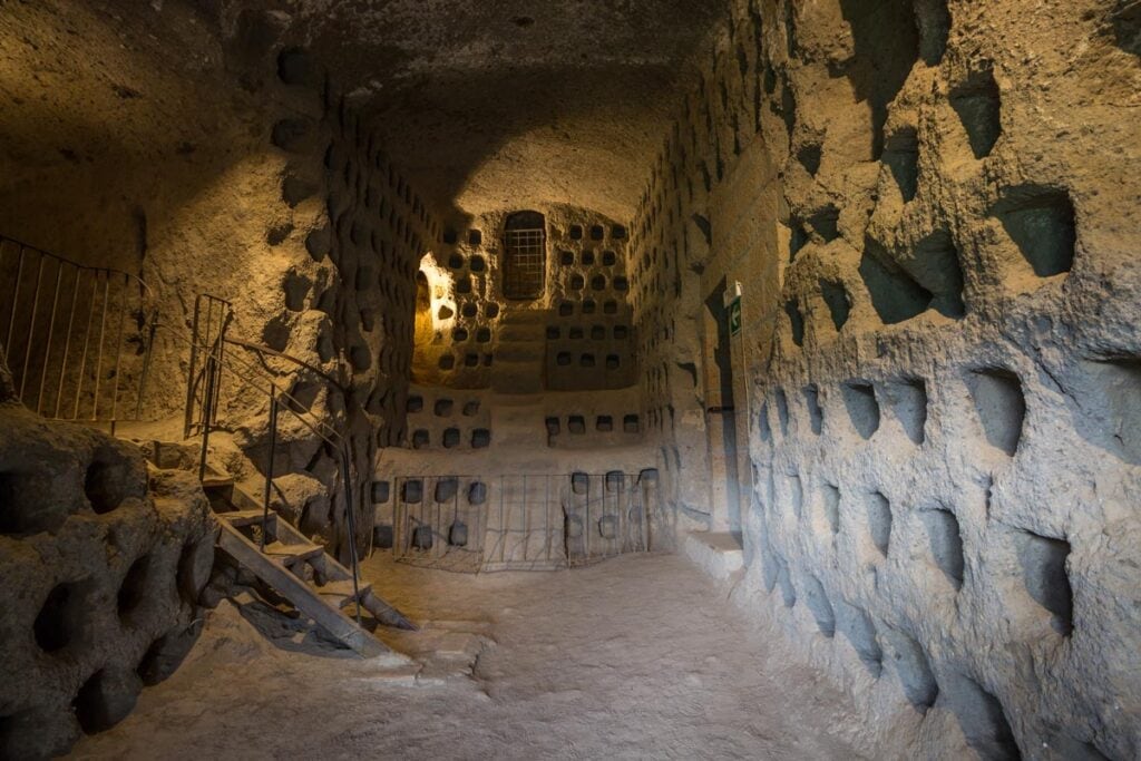 shutterstock 1704842902 ©ekko81 extraordinary journey through time of the underground city of orvieto