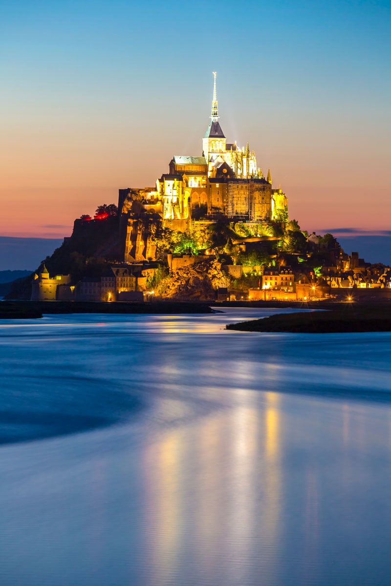 Région Normandie shutterstock 214682350 ©vichie81 mont saint michel a la tombee de la nuit en france