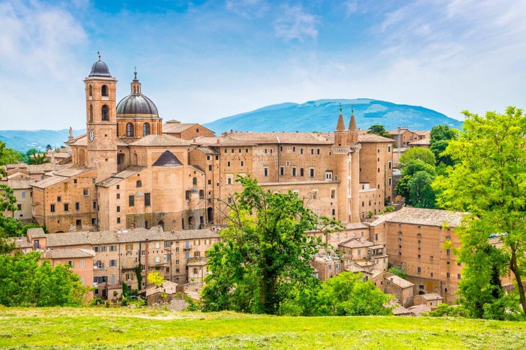 shutterstock 2512618619 ©nicola pulham a view from the fortress albornoz towards the city center in urbino italy in summertime