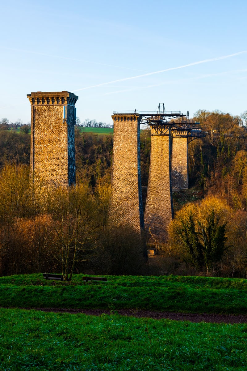 Région Normandie shutterstock 2563734223 ©ldgfr photos viaduc de la souleuvre un pont de chemin de fer desaffecte de lancienne ligne caen vire en hiver avec un coucher de soleil