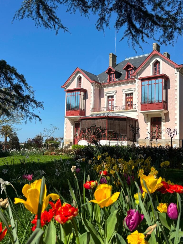 Région Normandie shutterstock 2608843763 ©anndcs dior museum family estate in granville france