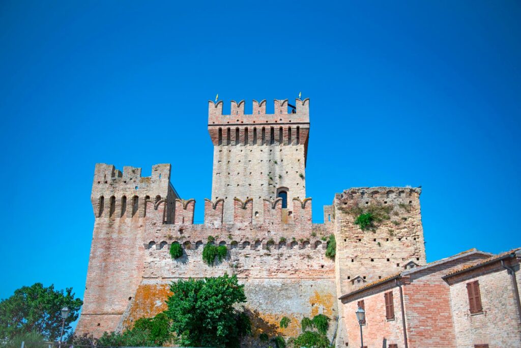 shutterstock 2671157441 ©elflaco1983 medieval fortress and clock tower of offagna in marche italy