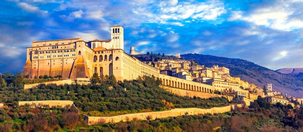 shutterstock 546762733 ©leoks impressive medieval assisi town religious center of umbria. italy italian travel and best destinations