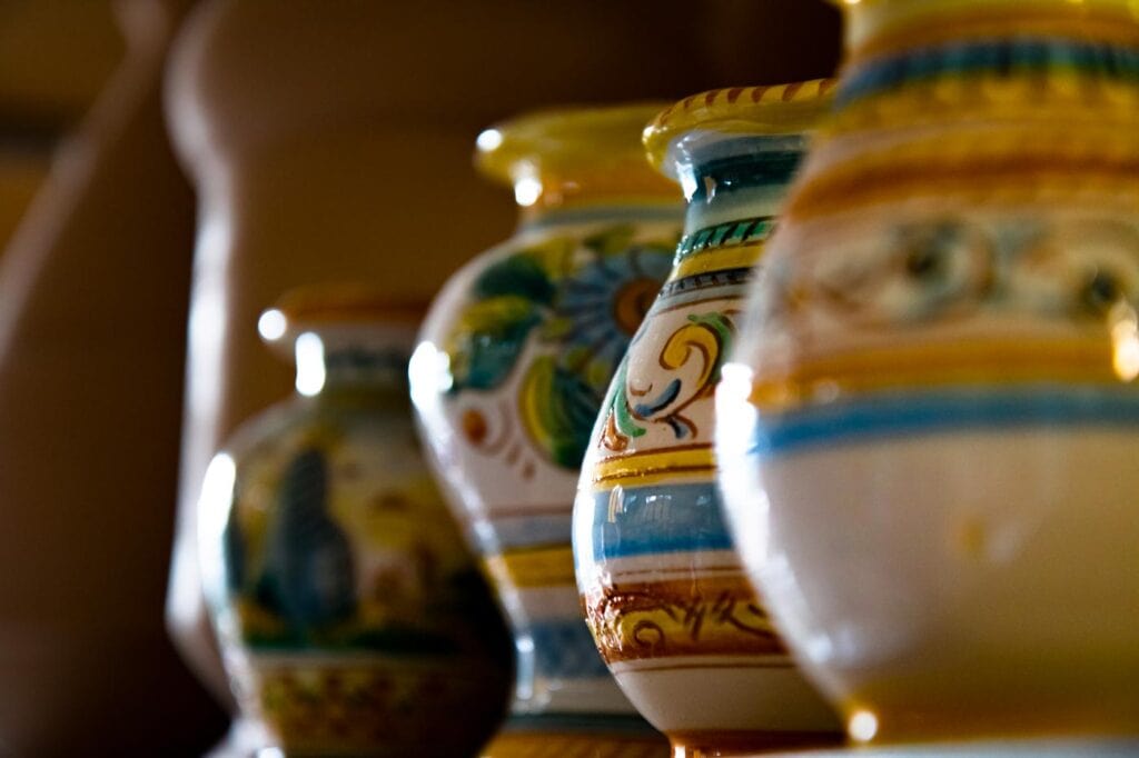 shutterstock 783383380 ©ul foto typical handmade italian pottery in yellow and blue on a shelf in a shop